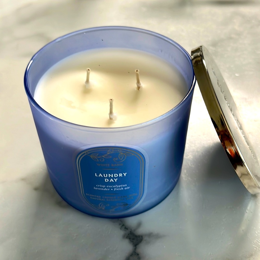 White Barn Candle - Laundry Day Scent 14.5 oz New